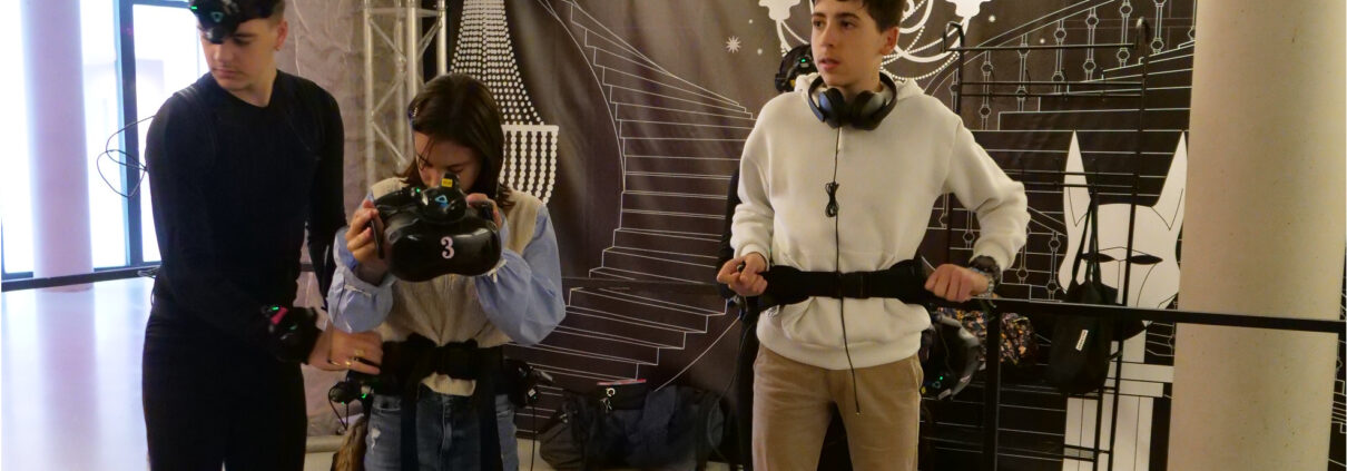 2 élèves sont équipés de capteurs par un technicien