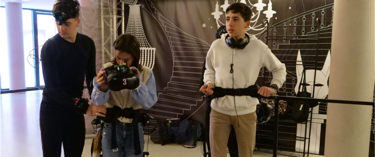 2 élèves sont équipés de capteurs par un technicien