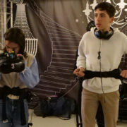 2 élèves sont équipés de capteurs par un technicien